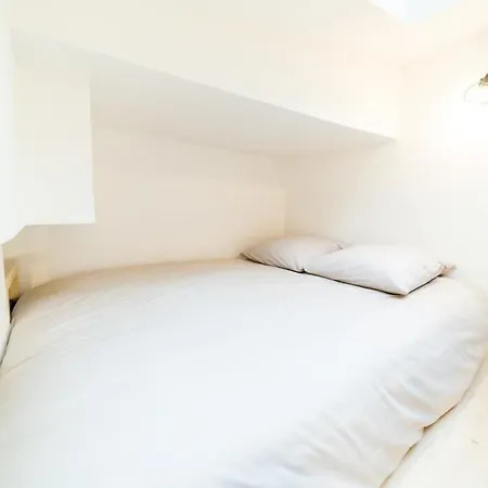 Comfortable For 6 People Just Steps From The Valmy Metro And Th Appartement Lyon