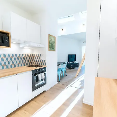 Comfortable For 6 People Just Steps From The Valmy Metro And Th